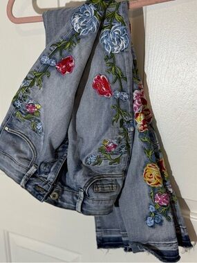 Embroidered Light Blue Women’s Jeans with Floral Detail